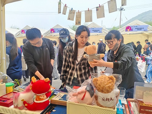 教务部党支部与农学院教工党支部联合参与花间读书节书香公益活动